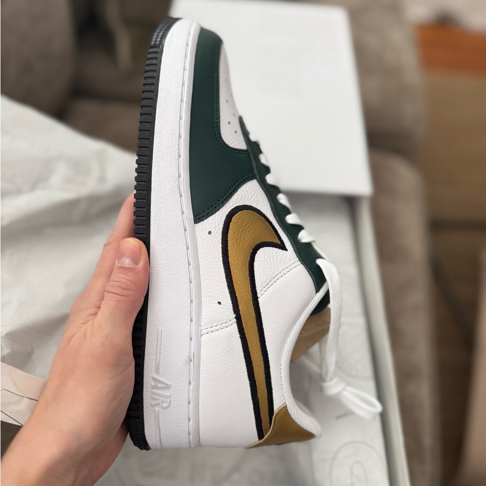 Nike Air Force 1 - custom colors in White, Forest Green & Gold Swoosh - NWT - Picture 3 of 5